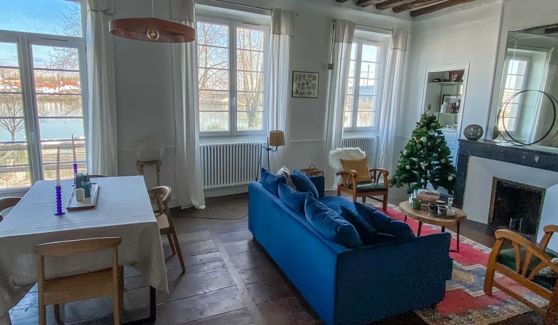 RARE à Bayonne 5 minutes du centre - Atypique F4 de 130 m² H, 3 chambres, séjour de 35 m², cuisine équipée, balcon + 2 terrasses avec jardin privatif