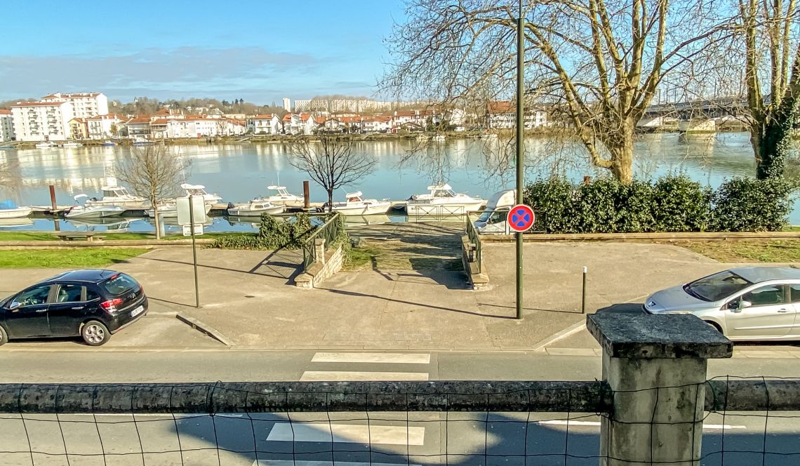 RARE à Bayonne 5 minutes du centre - Atypique F4 de 130 m² H, 3 chambres, séjour de 35 m², cuisine équipée, balcon + 2 terrasses avec jardin privatif