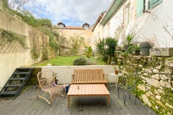 RARE à Bayonne 5 minutes du centre - Atypique F4 de 130 m² H, 3 chambres, séjour de 35 m², cuisine équipée, balcon + 2 terrasses avec jardin privatif