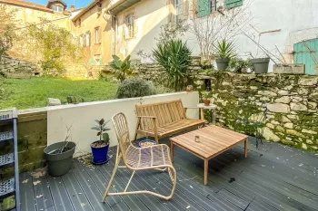 RARE à Bayonne 5 minutes du centre - Atypique F4 de 130 m² H, 3 chambres, séjour de 35 m², cuisine équipée, balcon + 2 terrasses avec jardin privatif