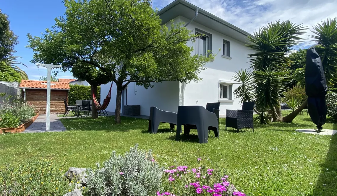 Anglet proximité du Maharin - Villa en parfait état au calme de 160 m² habitable divisée en deux appartements sur parcelle de 531 m²