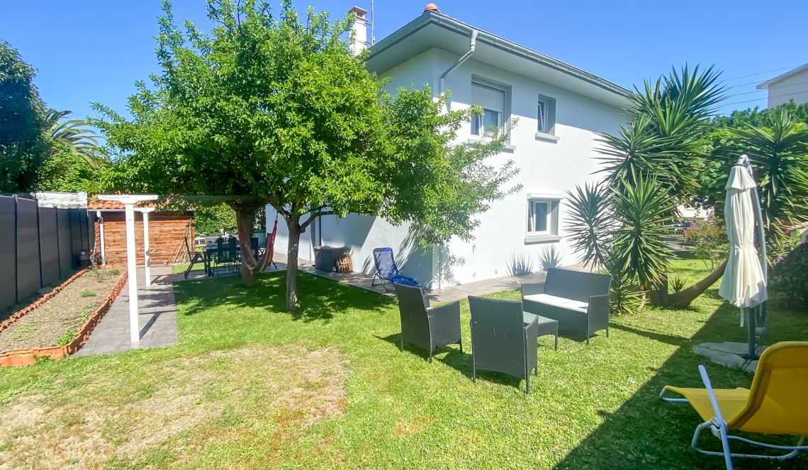 Anglet Montbrun - Villa en parfait état au calme de 160 m² habitable divisée en deux appartements sur parcelle de 531 m²
