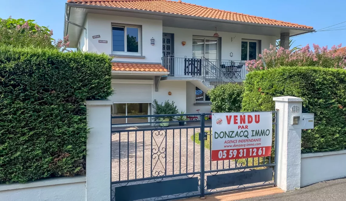 Anglet proximité du Maharin - Villa en parfait état au calme de 160 m² habitable divisée en deux appartements sur parcelle de 531 m²