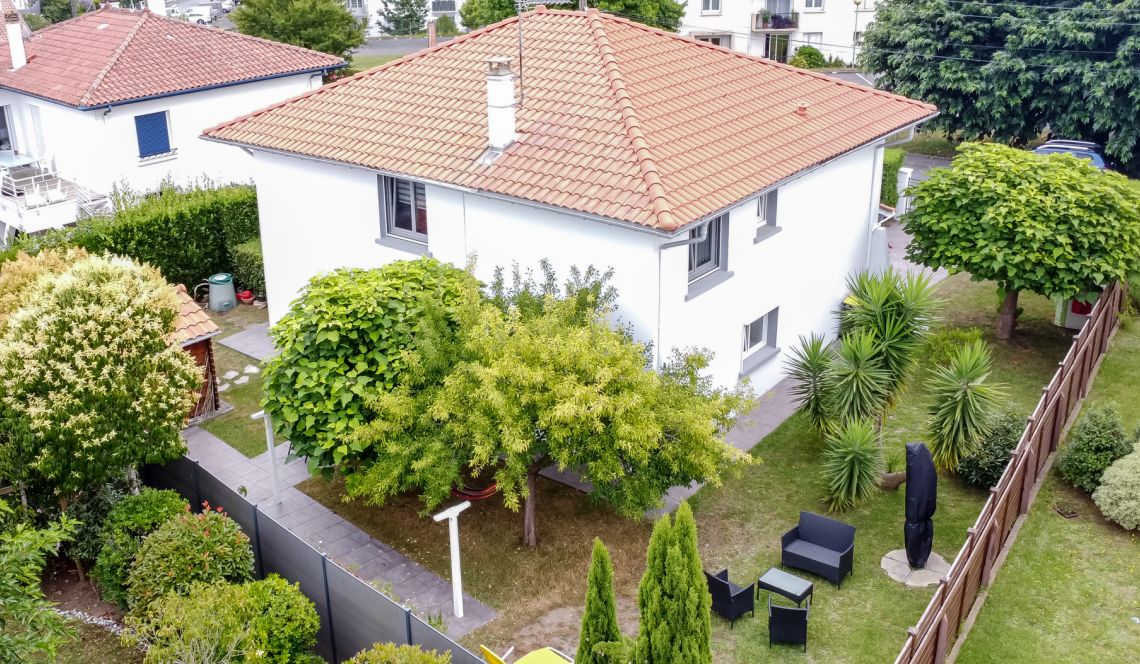 Anglet Montbrun - Villa en parfait état au calme de 160 m² habitable divisée en deux appartements sur parcelle de 531 m²