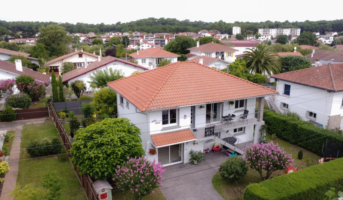 Anglet Montbrun - Villa en parfait état au calme de 160 m² habitable divisée en deux appartements sur parcelle de 531 m²