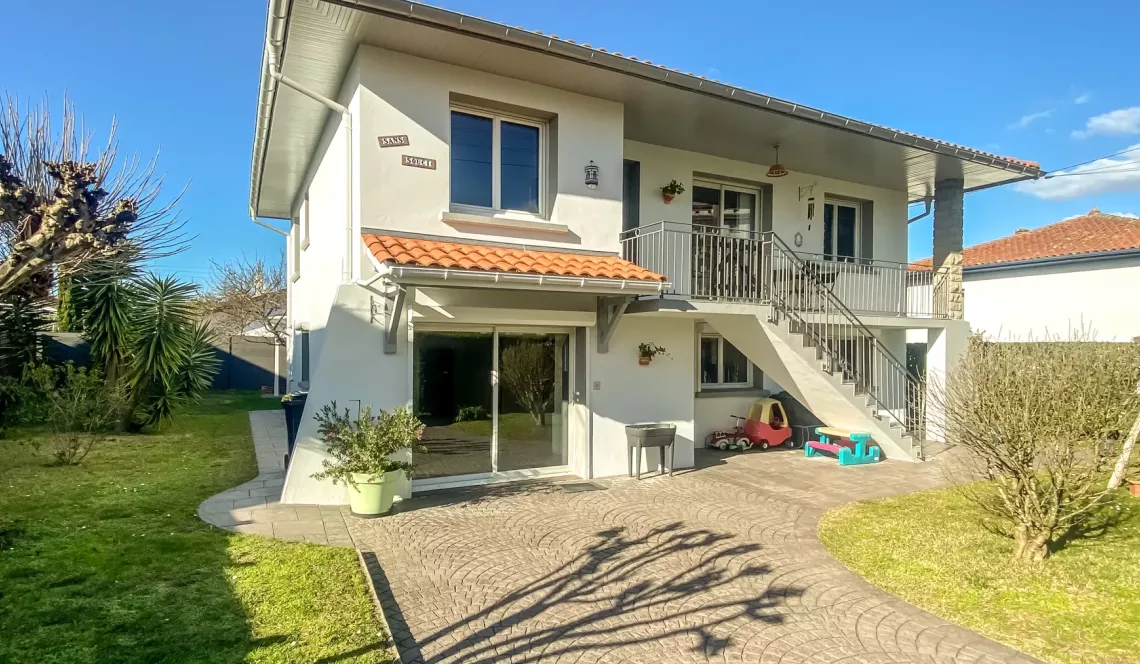 Anglet proximité du Maharin - Villa en parfait état au calme de 160 m² habitable divisée en deux appartements sur parcelle de 531 m²