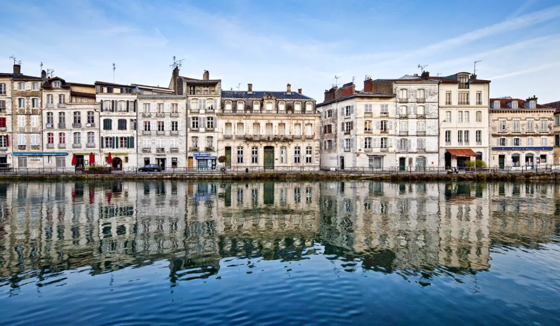 RARE sur Bayonne - Emplacement de tout premier ordre pour ce fond de commerce de restauration + petit hôtel de 16 chambres