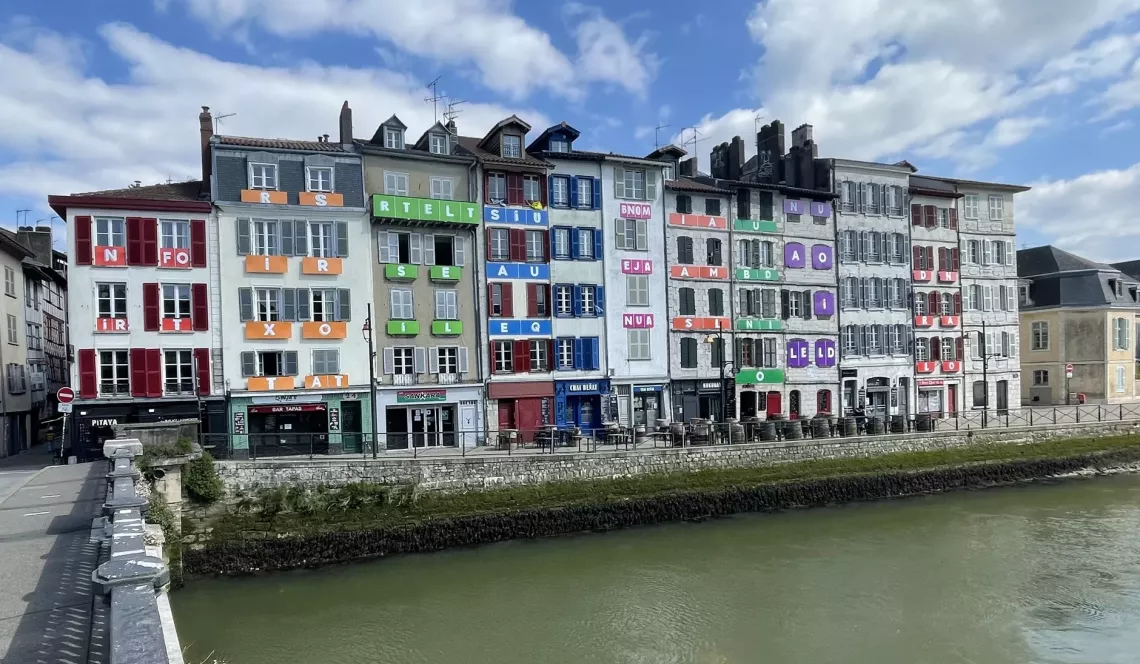 RARE sur Bayonne - Emplacement de tout premier ordre pour ce fond de commerce de restauration + petit hôtel de 16 chambres