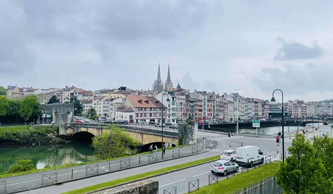 RARE sur Bayonne - Emplacement de tout premier ordre pour ce fond de commerce de restauration + petit hôtel de 16 chambres