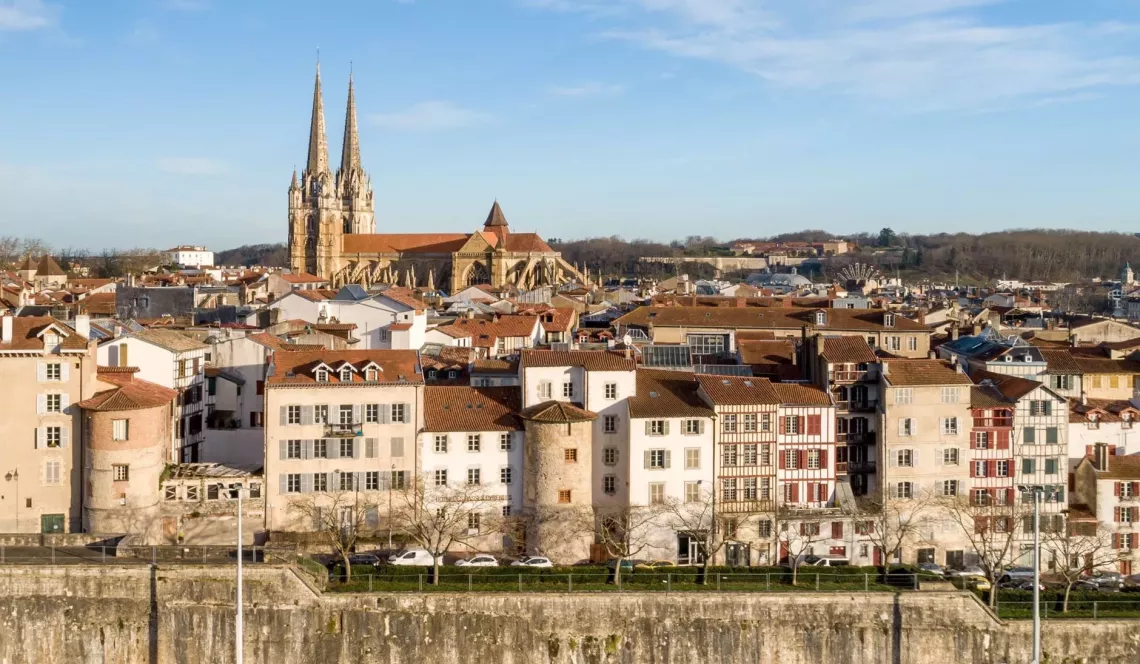 RARE sur Bayonne - Emplacement de tout premier ordre pour ce fond de commerce de restauration + petit hôtel de 16 chambres