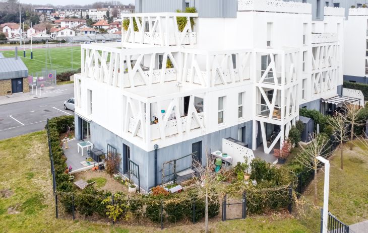 Bayonne Rive droite - Beau type 3 de 67 m² habitable, pièce de vie de 34 m² + terrasse + 2 places parking en sous-sol