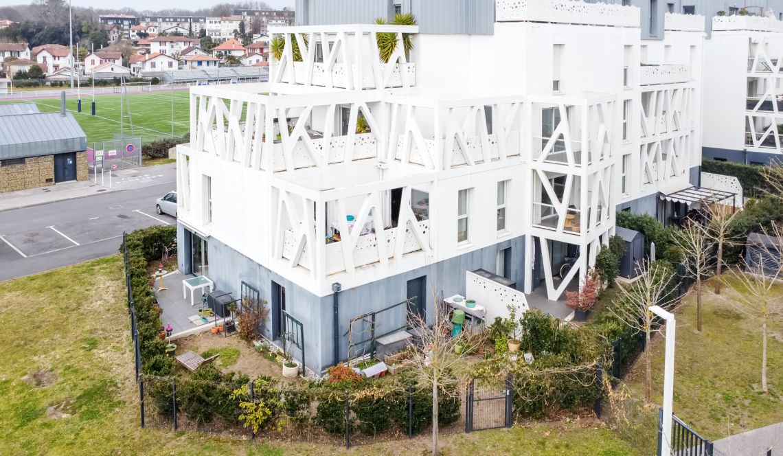 Bayonne Rive droite - Beau type 3 de 67 m² habitable, pièce de vie de 34 m² + terrasse + 2 places parking en sous-sol