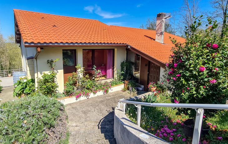 15 minutes de Bayonne sur la hauteur - Maison d’architecte type 5/6 de 133 m² H, 4 chambres sur parcelle de 1365 m²