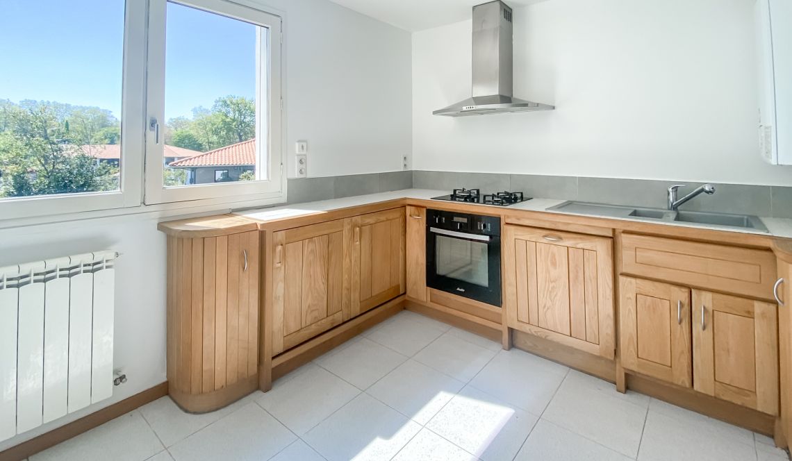 Anglet limite Bayonne  - Le nez dans la forêt et au calme pour ce T4 rénové de 83 m² habitable + balcon + cave + garage de 20 m²