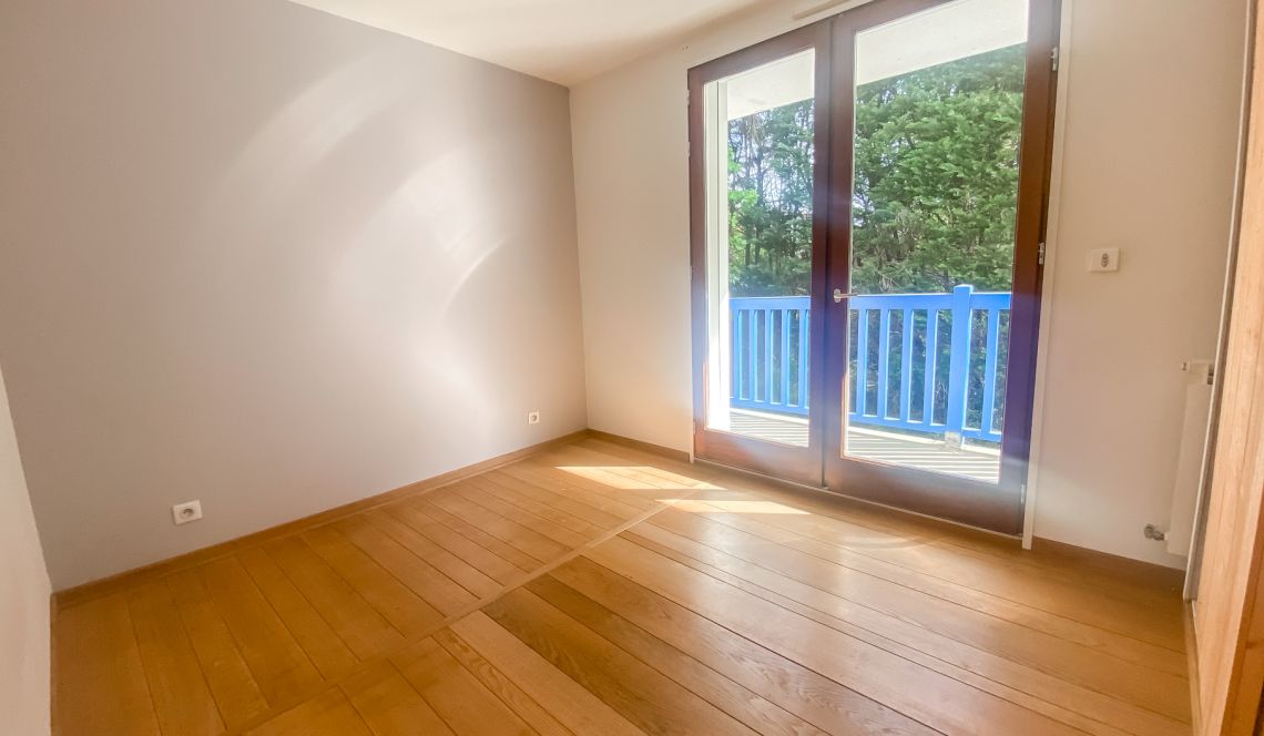 Anglet limite Bayonne  - Le nez dans la forêt et au calme pour ce T4 rénové de 83 m² habitable + balcon + cave + garage de 20 m²