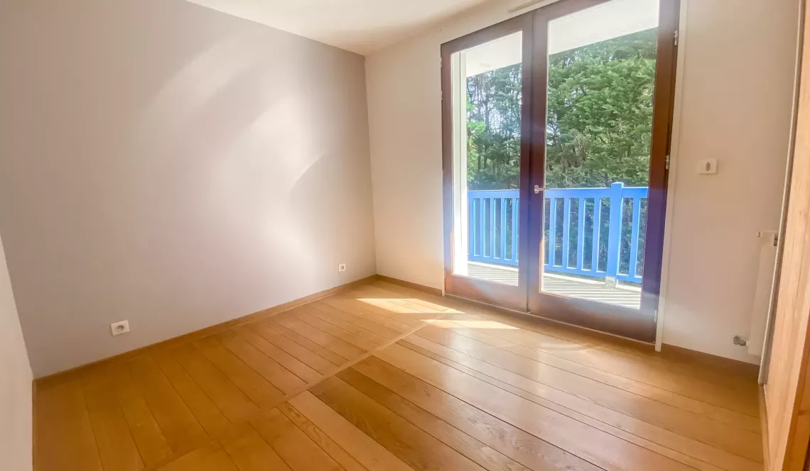 Anglet limite Bayonne  - Le nez dans la forêt et au calme pour ce T4 rénové de 83 m² habitable + balcon + cave + garage de 20 m²