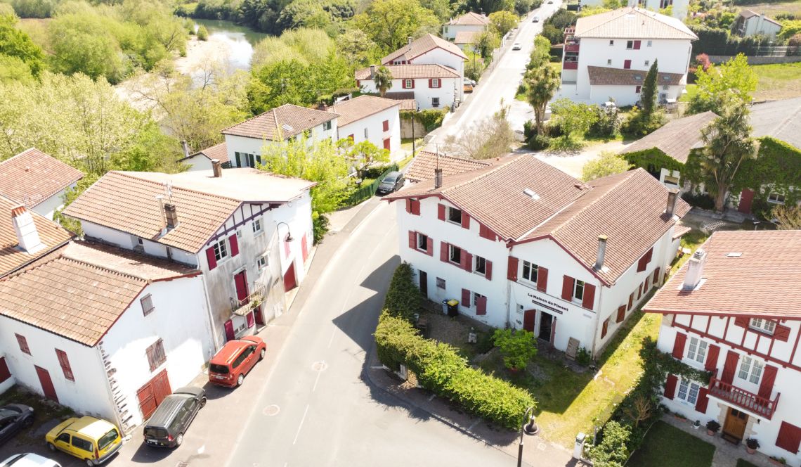 Ustaritz central - Grande maison mitoyenne sur trois niveaux de 205 m² habitable à rénover dans son ensemble + petit bout de terrain 