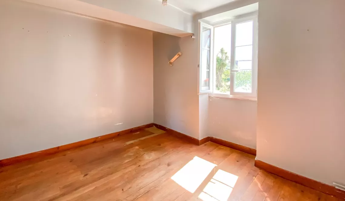 Ustaritz central - Grande maison mitoyenne sur trois niveaux de 205 m² habitable à rénover dans son ensemble + petit bout de terrain 