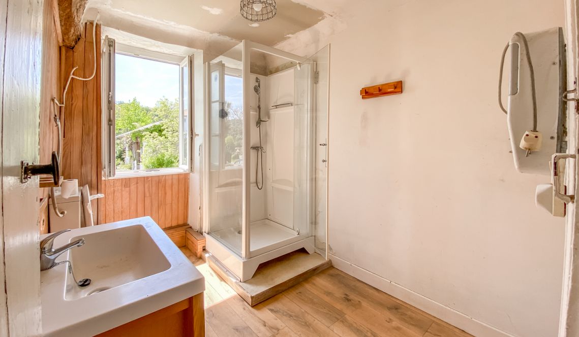 Ustaritz central - Grande maison mitoyenne sur trois niveaux de 205 m² habitable à rénover dans son ensemble + petit bout de terrain 