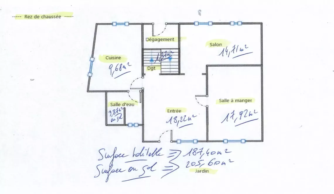 Ustaritz central - Grande maison mitoyenne sur trois niveaux de 205 m² habitable à rénover dans son ensemble + petit bout de terrain 