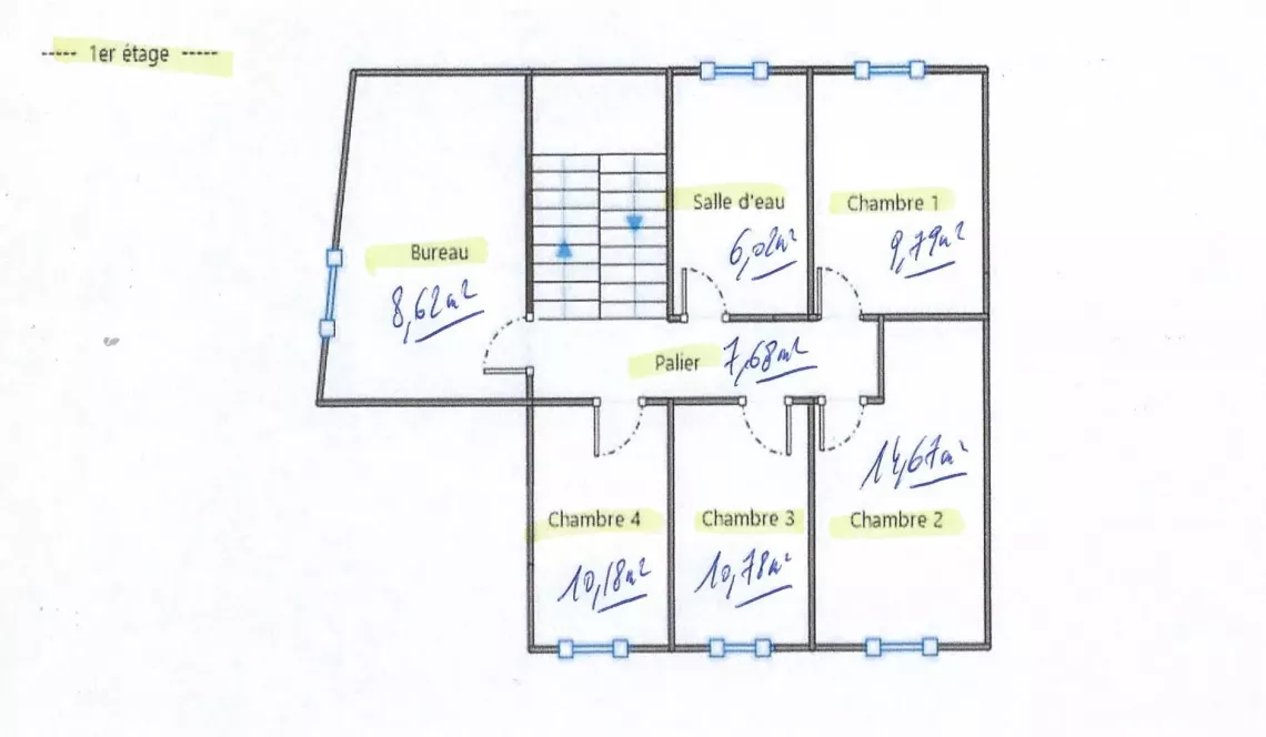 Ustaritz central - Grande maison mitoyenne sur trois niveaux de 205 m² habitable à rénover dans son ensemble + petit bout de terrain 