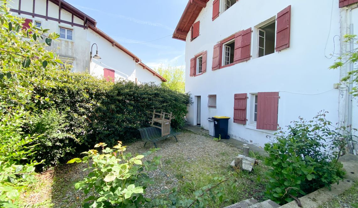 Ustaritz central - Grande maison mitoyenne sur trois niveaux de 205 m² habitable à rénover dans son ensemble + petit bout de terrain 