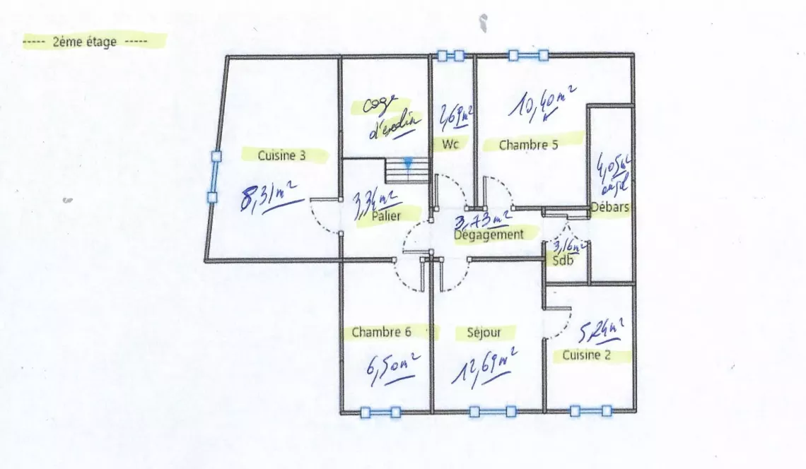 Ustaritz central - Grande maison mitoyenne sur trois niveaux de 205 m² habitable à rénover dans son ensemble + petit bout de terrain 