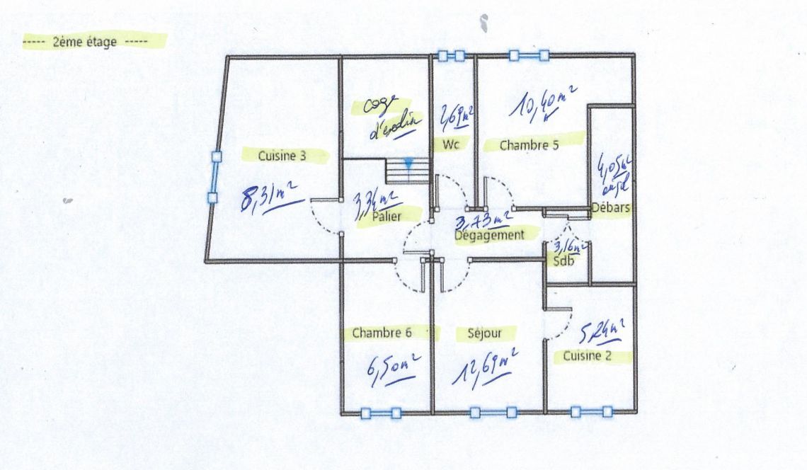 Ustaritz central - Grande maison mitoyenne sur trois niveaux de 205 m² habitable à rénover dans son ensemble + petit bout de terrain 