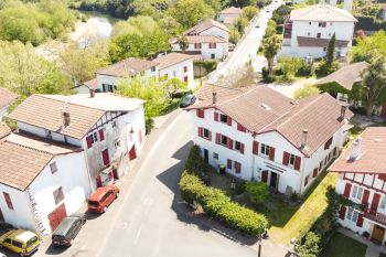 Ustaritz central - Grande maison mitoyenne sur trois niveaux de 205 m² habitable à rénover dans son ensemble + petit bout de terrain 