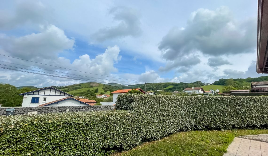 Cambo les Bains - Joli plain-pied de 1999 de 96 m² habitable + garage de 15 m² sur parcelle plate de 699 m²