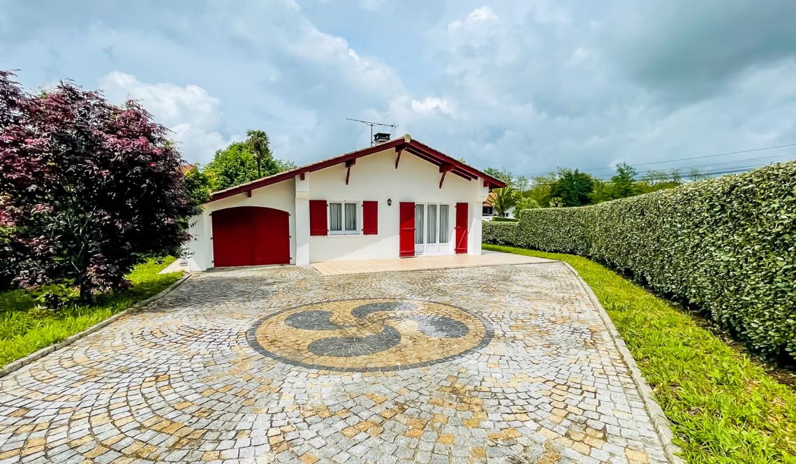 Cambo les Bains - Joli plain-pied de 1999 de 96 m² habitable + garage de 15 m² sur parcelle plate de 699 m²