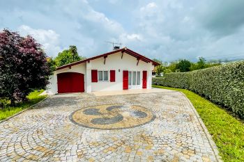 Cambo les Bains - Joli plain-pied de 1999 de 96 m² habitable + garage de 15 m² sur parcelle plate de 699 m²