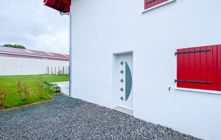 5 minutes d’Ustaritz à Jatxou - Maison mitoyenne d’un côté de 91 m² habitable, 3 chambres, terrasse sur 150 m² de jardin privatif 