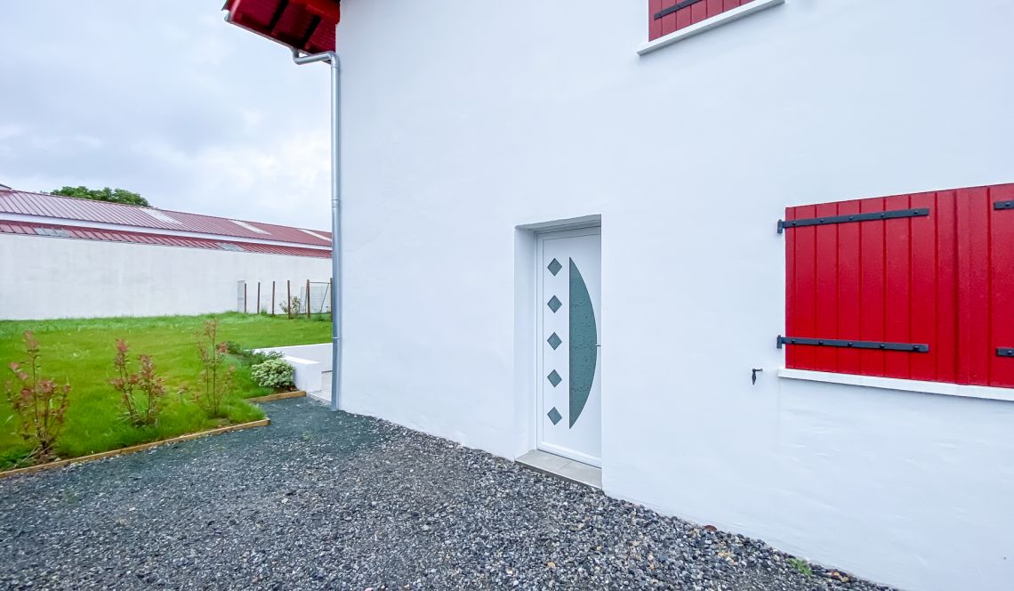5 minutes d’Ustaritz à Jatxou - Mitoyenne d’un côté de 91 m² habitable, 3 chambres, terrasse sur 150 m² de jardin privatif 