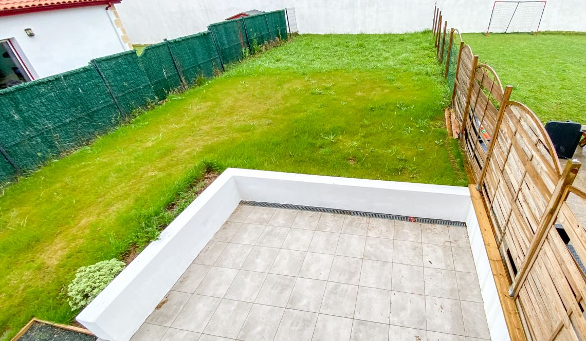 5 minutes d’Ustaritz à Jatxou - Mitoyenne d’un côté de 91 m² habitable, 3 chambres, terrasse sur 150 m² de jardin privatif 