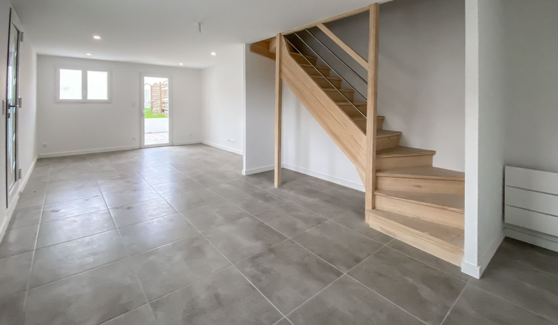 5 minutes d’Ustaritz à Jatxou - Mitoyenne d’un côté de 91 m² habitable, 3 chambres, terrasse sur 150 m² de jardin privatif 