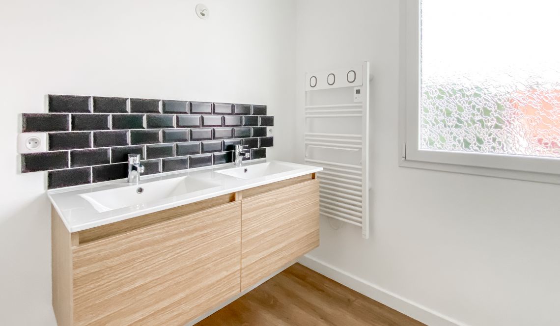 5 minutes d’Ustaritz à Jatxou - Mitoyenne d’un côté de 91 m² habitable, 3 chambres, terrasse sur 150 m² de jardin privatif 