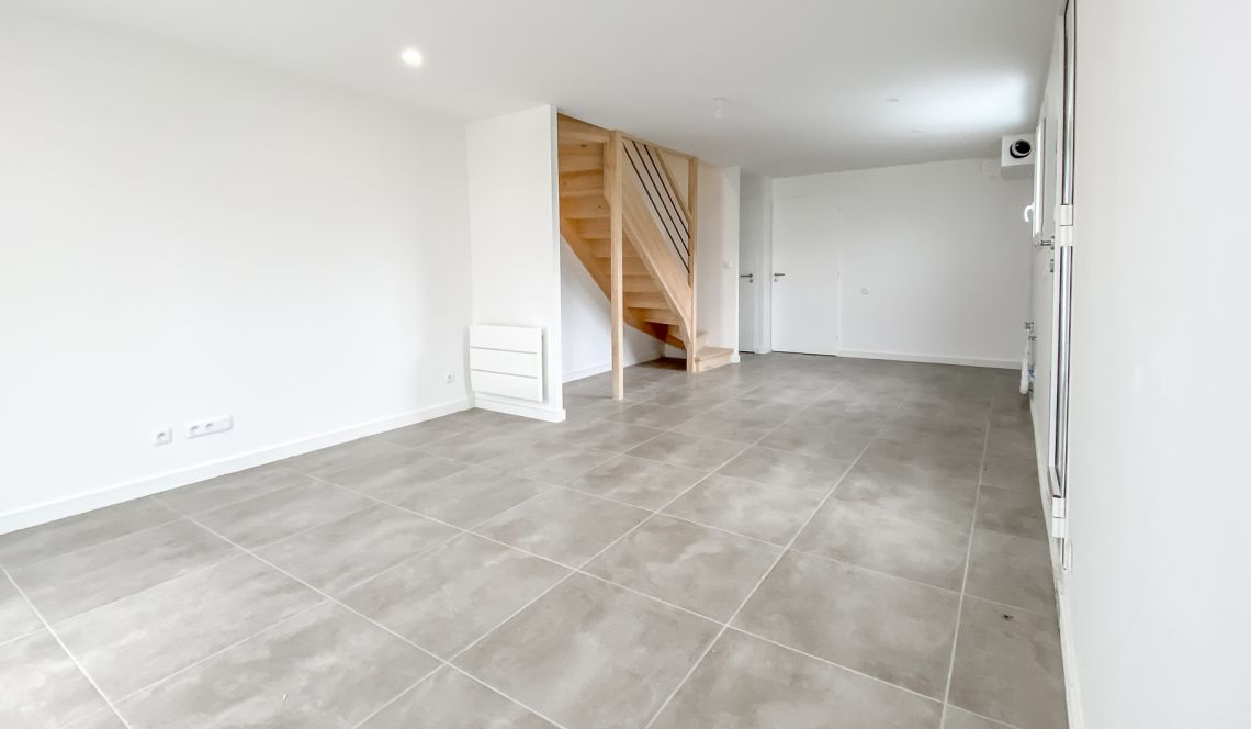 5 minutes d’Ustaritz à Jatxou - Mitoyenne d’un côté de 91 m² habitable, 3 chambres, terrasse sur 150 m² de jardin privatif 