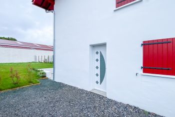 5 minutes d’Ustaritz à Jatxou - Mitoyenne d’un côté de 91 m² habitable, 3 chambres, terrasse sur 150 m² de jardin privatif 