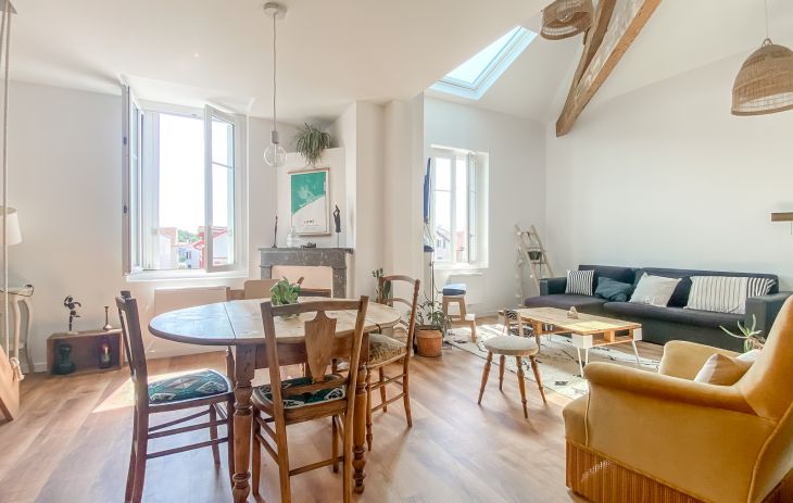 Bayonne St Esprit - Joli duplex de 78 m² habitable au sol, 2 chambres dont une mezzanine, pièce de vie lumineuse de 36 m² avec cuisine US