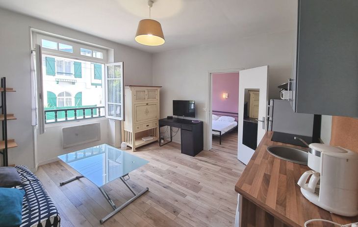 Biarritz au fond d’une impasse - T1 bis de 25 m² habitable, cuisine américaine, coin nuit, salle d’eau et accès jardin de la copropriété