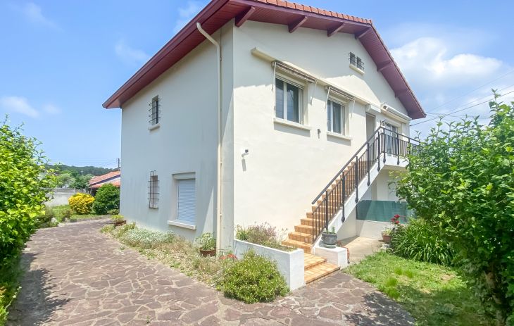 RARE à Anglet Montbrun - Type 4 de 78 m² habitable environ à l’étage dans petite copropriété de 2 + jardin + garage