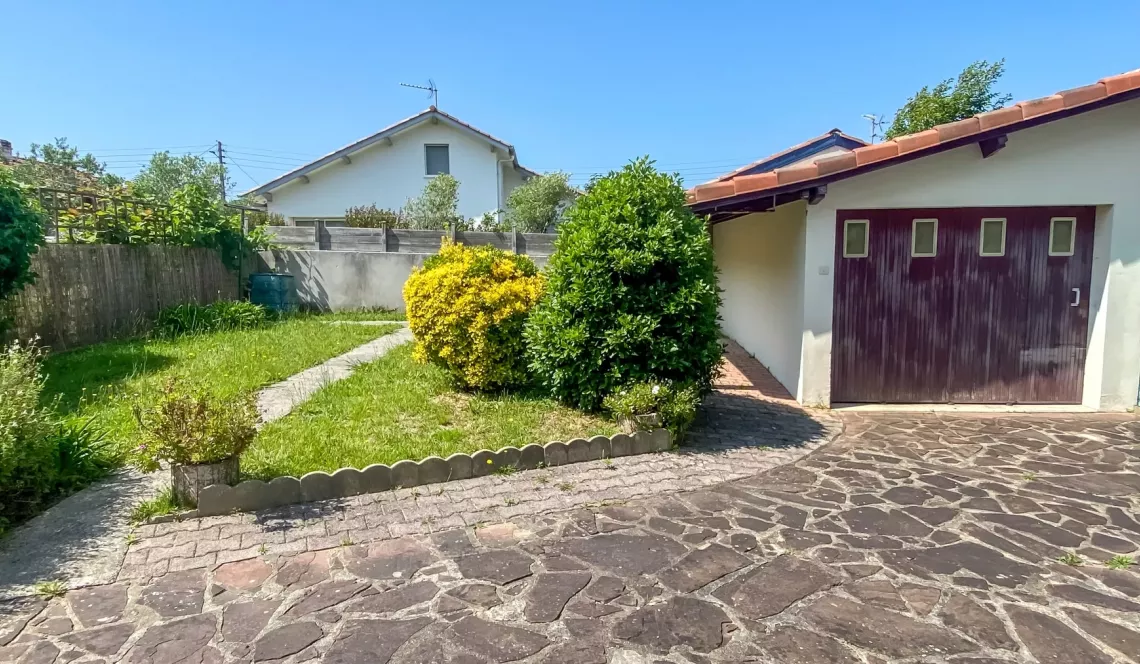 RARE à Anglet Montbrun - Type 4 de 80 m² habitable environ à l’étage dans petite copropriété de 2 + jardin + garage