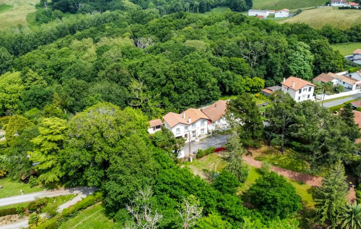 Bayonne au fond d’une impasse - Copro de 2 pour cette mitoyenne type 4 de 93 m² habitable en parfait état + dépendances sur 200 m² de jardin