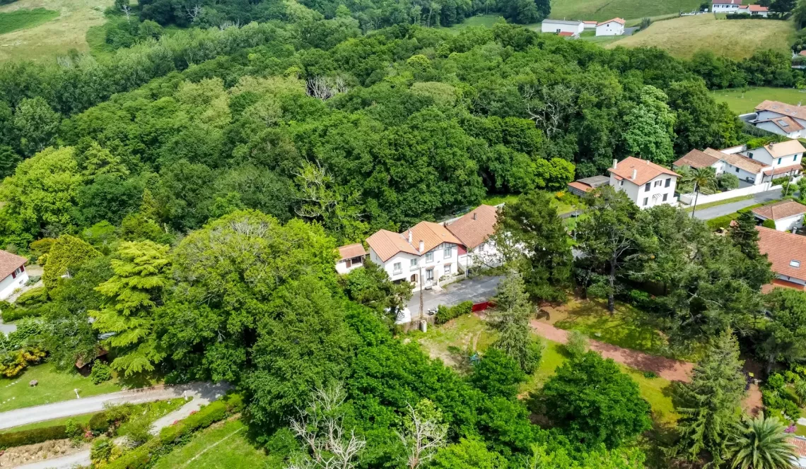 Bayonne au fond d’une impasse - Copropriété de 2 pour cette maison rénovée de type 4 de 96 m² habitable en parfait état + dépendances sur 200 m² de jardin