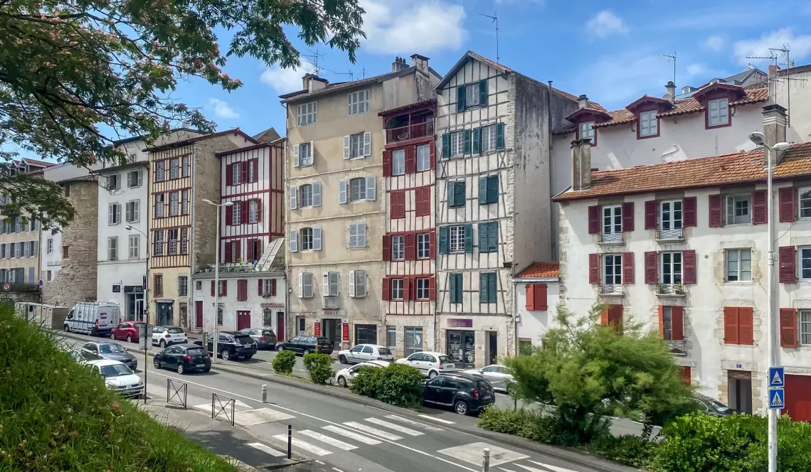 Bayonne les remparts - Jolie vue dégagée pour ce type 2 de 48 m² habitable avec belle pièce principale de 29 m² + local vélo