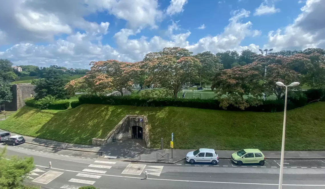 Bayonne les remparts - Jolie vue dégagée pour ce type 2 de 48 m² habitable avec belle pièce principale de 29 m² + local vélo