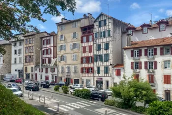 Bayonne les remparts - Jolie vue dégagée pour ce type 2 de 48 m² habitable avec belle pièce principale de 29 m² + local vélo