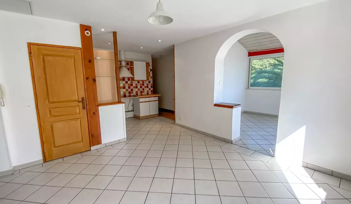 Cambo les Bains - Dans petite copro, type 2 bis de 59 m² habitable, belle pièce de vie/cuisine de 26 m² + terrasse fermée de 13 m² + place de parking
