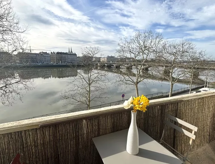 Rare à Bayonne St Esprit - Vue époustouflante pour ce beau type 4 de 74 m² habitable en très bon état général, cuisine équipée, 3 chambres, balcon tout en long